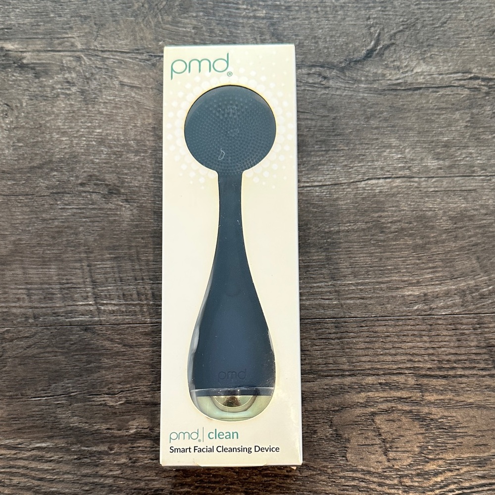 PMD Clean Navy Blue/Gold Smart Skincare Facial Cleansing Device‎